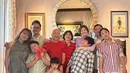 Agatha Suci juga merayakan Imlek bersama keluarga besar. Ia tampil kasual dengan kemeja lengan panjang ungu dipadukan celana panjang putih. [@agatha_suci]
