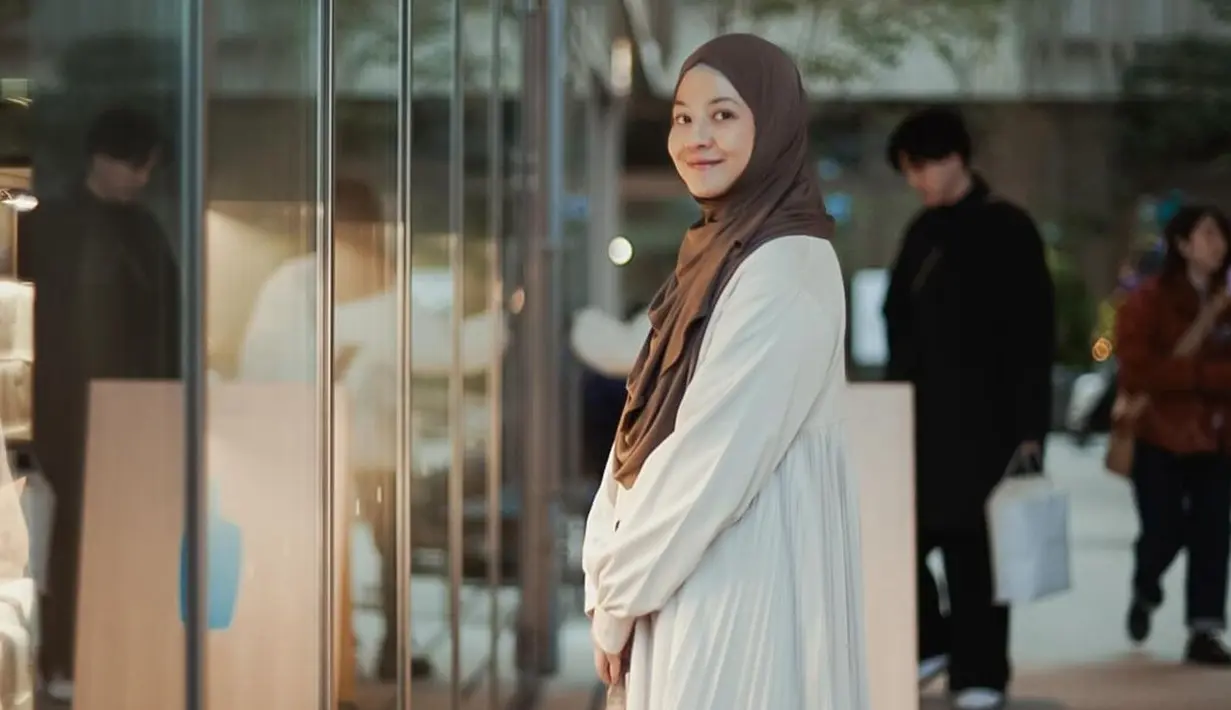 <p>Sebagai pengguna hijab bukan halangan bagi Natasha Rizky untuk tampil stylish. Terlihat dari OOTD-nya liburan di Jepang yang tetap terlihat chic dengan busana santun [@natasharizkynew]</p>