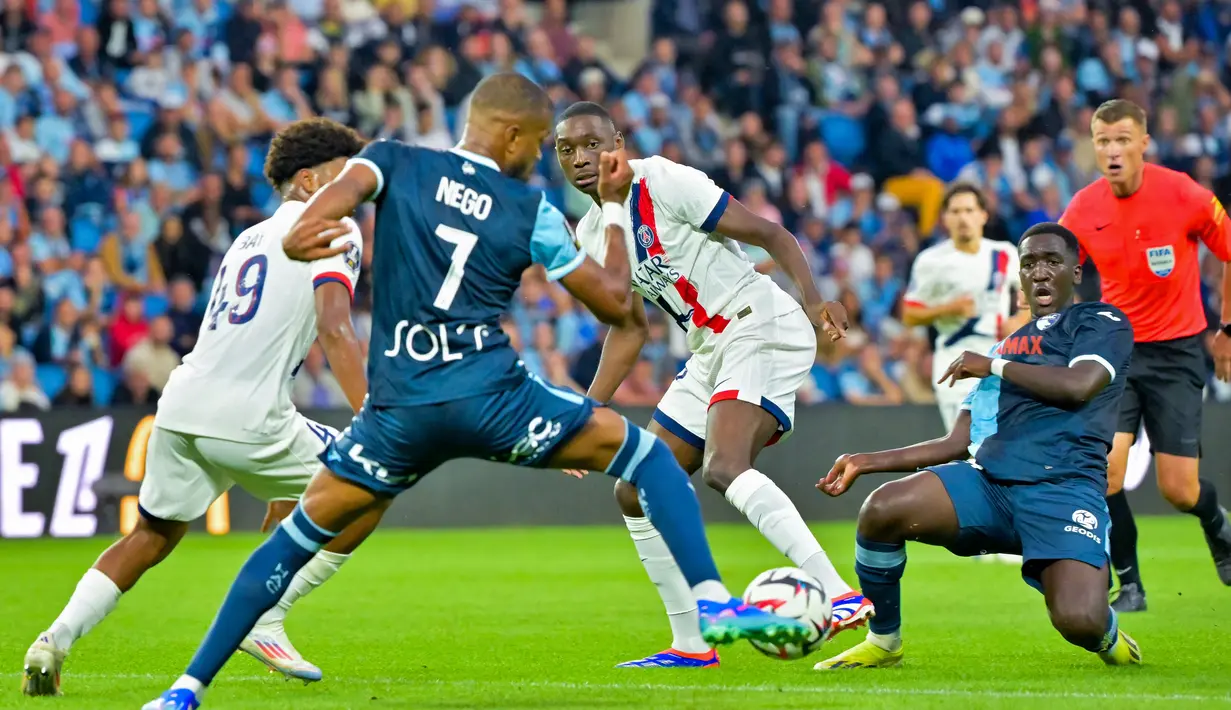 PSG menyambangi Le Havre di Stade Oceane dalam laga pekan pertama Ligue 1 2024/2025. Les Parisiens menang 4-1. (AFP/Lou Benoist)
