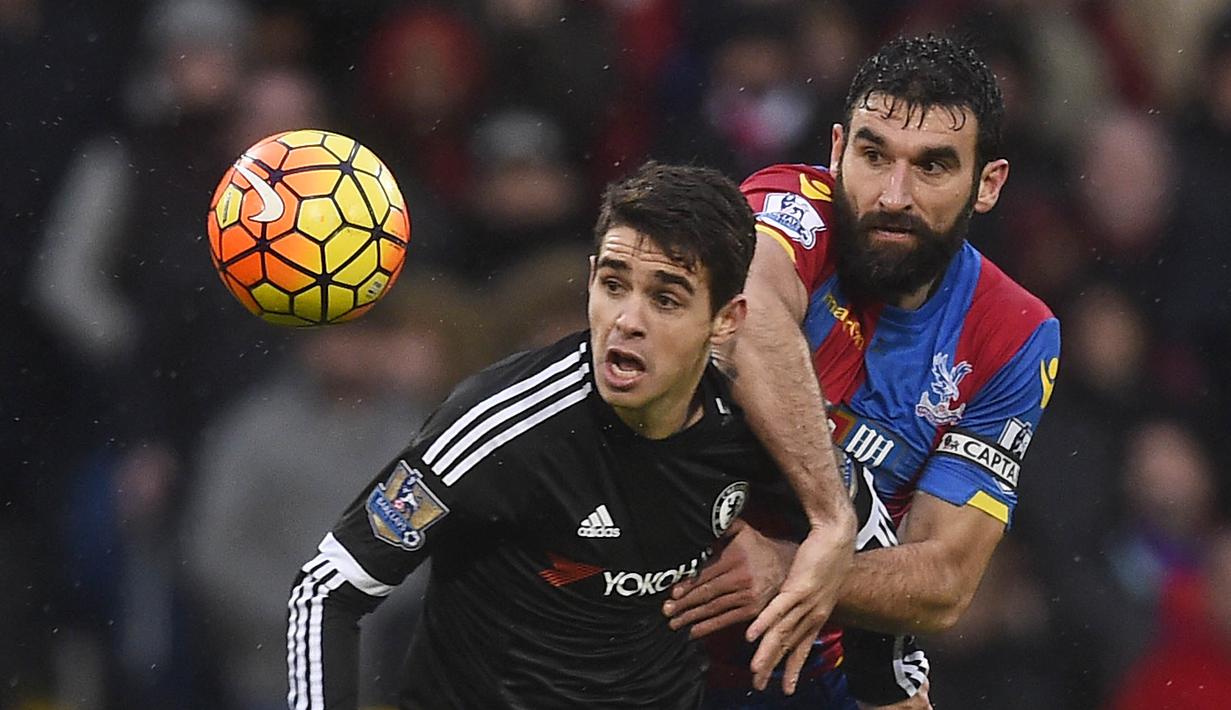 Pemain Crystal Palace, Mile Jedinak (kanan) berebut bola dengan pemain Chelsea, Oscar pada laga Liga Premier Inggris di Stadion Selhurst Park, Inggris,, Minggu (3/01/2016). Chelsea menang 3-0. (Reuters/Dylan Martinez)