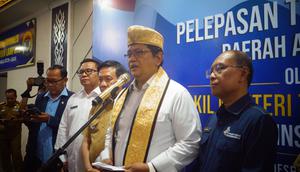 Wakil Menteri Transmigrasi (Wamentrans) Viva Yoga Mauladi saat melepas Transmigran Daerah Asal 2025 di Provinsi Lampung di Balai Keratun, Bandar Lampung, Lampung, Selasa (16/12/2025). (Liputan6.com/Rizqi Tri Novitasari)