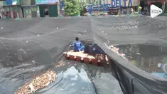 Pemprov DKI akhirnya melepas waring yang terpasang di Kali Item. Saat dilepas, tumpukan sampah ditemukan dalam waring Kali Item.