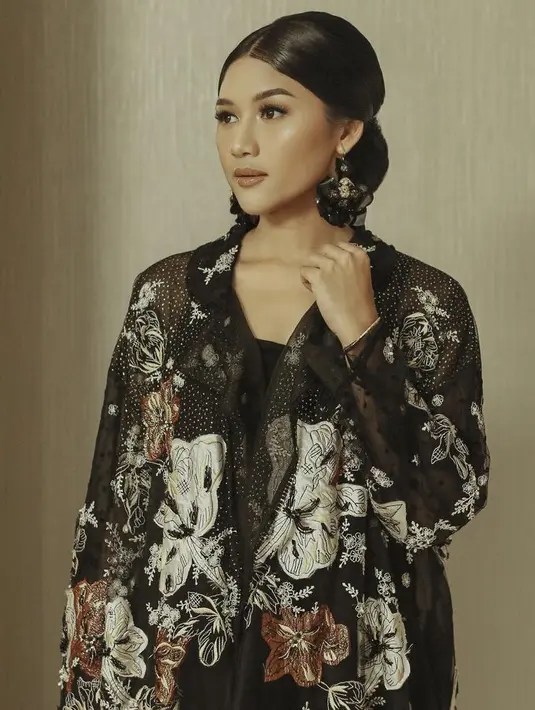 Erina tampil dengan sanggul minimalis serta poni belah tengah yang rapi. Kali ini rambut tampak polos tanpa aksesori, membuat anting-antingnya menjadi spotlight. [Instagram/@erinagudono]