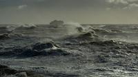 Ombak besar di perairan Irlandia jelang kedatangan Badai Ophelia (AFP)