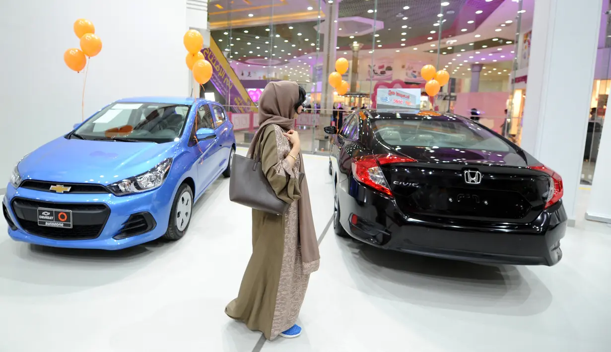 Perempuan Arab Saudi mengunjungi showroom mobil khusus wanita di kota pelabuhan Laut Merah, Jeddah, Kamis (11/1). Showroom mobil khusus wanita akhirnya dibuka menyusul pencabutan larangan kaum perempuan untuk mengemudikan kendaraan. (Amer HILABI/AFP)