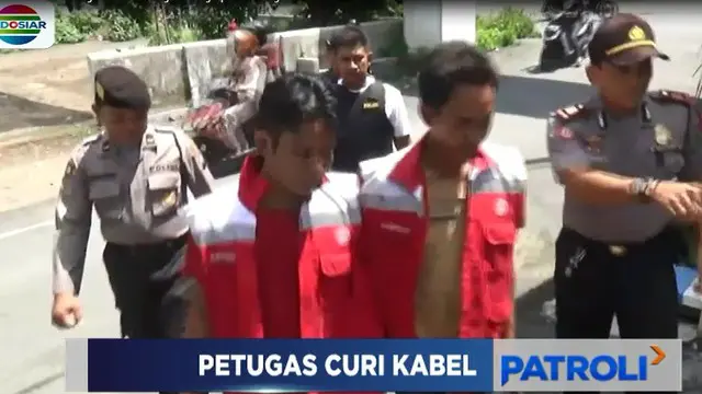 Penangkapan bermula dari laporan warga karena melihat dua orang berseragam BUMN berpura-pura membenahi jaringan, dengan menggergaji kabel telepon.