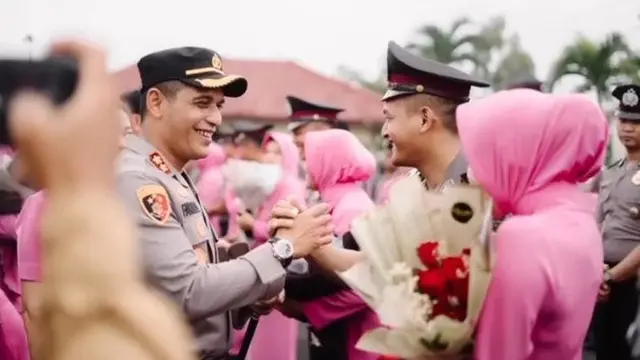 6 Potret Yeni Inka Dampingi Suami di Upacara Kenaikan Pangkat, Pakai Seragam Bhayangkari