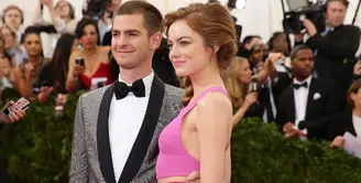 Emma Stone dan Andrew Garfield telah mengakhiri hubungannya sejak tahun 2015 silam dan baru-baru ini keduanya dikabarkan kembali bersama dan menjadi sepasang kekasih lagi. Benarkah? (AFP/NEILSON BARNARD)