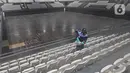 Petugas menyemprotkan cairan disinfektan pada bangku penonton di Lapangan Tennis Indoor, Kompleks Olahraga GBK (Gelora Bung Karno), Senayan, Jakarta, Kamis (19/3/2020). Penyemprotan untuk mencegah penyebaran Virus Corona Covid-19 di Lingkungan Kompleks Olahraga GBK. (Liputan6.com/Herman Zakharia)