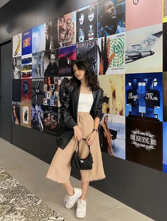 <p>Keisya merupakan penyanyi jebolan&nbsp;ajang pencarian bakat&nbsp;Indonesian Idol. Dalam keseharian ia pun menampilakan aura mudanya dengan mengenakan inner putih dipadukan jaket kulit hitam. Celana cokelat pun dipilih untuk ootdnya.&nbsp;@keisyalevronka</p>