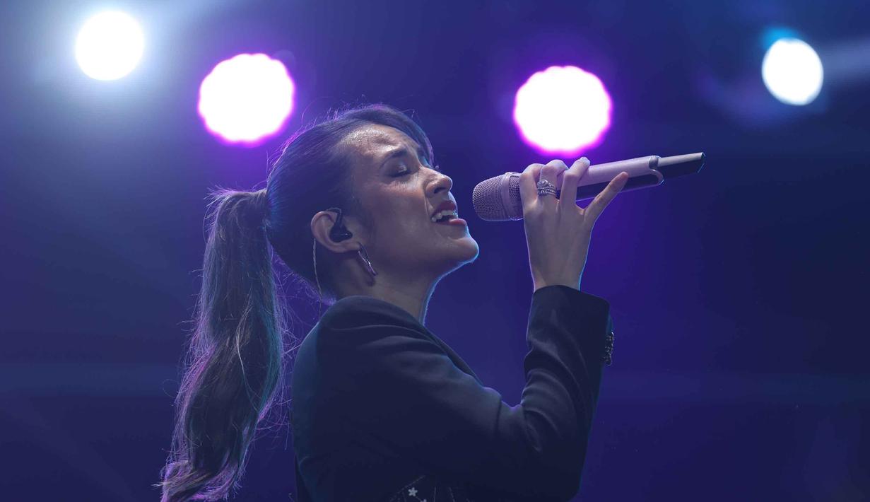 Sebagai informasi, KapanLagi Buka Bareng (KLBB) Festival 2026 hadir dengan konsep yang lebih segar dengan venue baru yang lebih nyaman. Tampak dalam foto, penyanyi, Raisa, saat tampil pada hari kedua gelaran KapanLagi Buka Bareng (KLBB) Festival 2026 di Stadion Madya, Kompleks Gelora Bung Karno, Senayan, Jakarta, Minggu 1 Maret 2026. (Bola.com/Bagaskara Lazuardi)