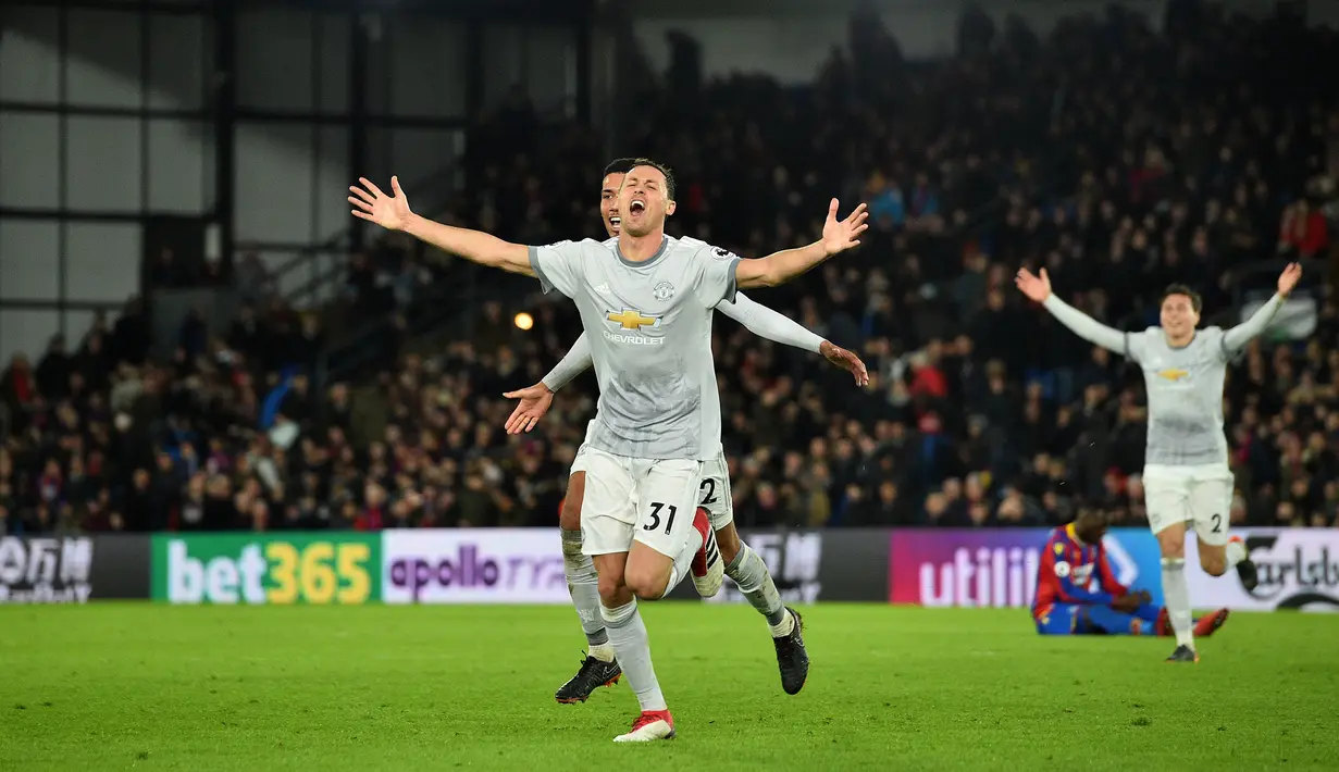 Gelandang Manchester United, Nemanja Matic merayakan gol ke gawang Crystal Palace dalam lanjutan Liga Inggris di Stadion Selhurst Park, Senin (5/3). Saat laga seperti akan berakhir imbang, Matic tampil sebagai pahlawan. (Glyn KIRK/AFP)
