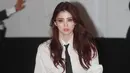 Biasa tampil dengan riasan halus dan alami,  kali ini Han So Hee tampil dengan makeup bold yang membuatnya menonjol dari selebriti Korea lainnya di acara Dior.  [Instagram/kangyewon]