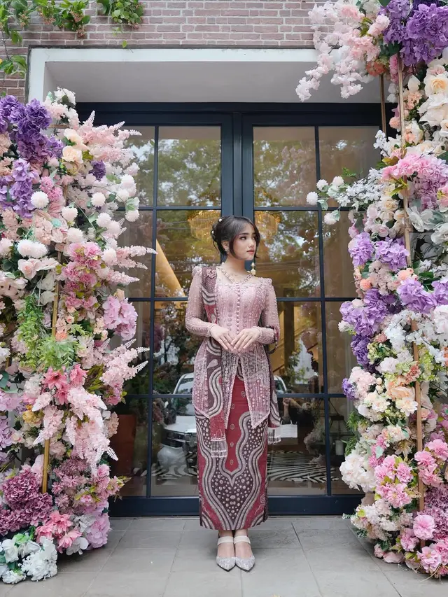 8 Potret Beda Gaya Kebaya Fuji An saat Lamaran, Akad, dan Resepsi Sang Kakak Frans Faisal yang Bisa Jadi Inspirasi