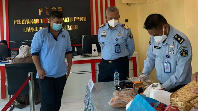 Kepala Kanwil Kemenkumham Banten, Tejo Harwanto (tengah) Tinjau Pelayanan Publik Di Lapas Kelas IIA Serang. (Minggu, 08/05/2022). (Dokumentasi Lapas Kelas IIA Serang).