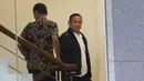 Bupati Pati, Sudewo (kanan) berjalan menuju ruang pemeriksaan di Gedung Merah Putih Komisi Pemberantasan Korupsi (KPK), Jakarta, Selasa (20/1/2026). (merdeka.com/Arie Basuki)