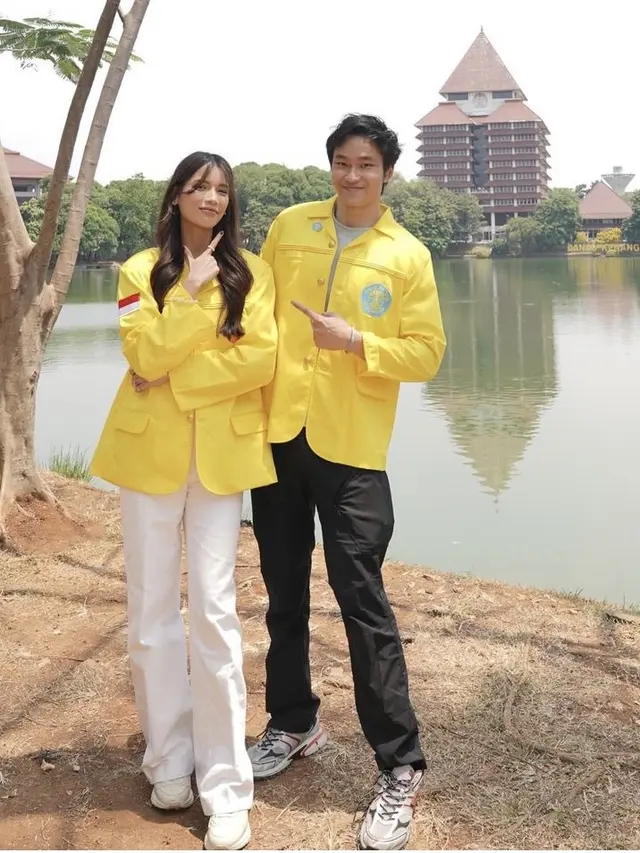 Sabrina Chairunnisa Kompak dengan Putra Sambung Azka Corbuzier Kenakan Almamater Kuning. [@sabrinachairunnisa_]