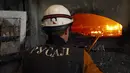 Salah satu pekerja mengawasi langsung proses pencampuran material alumunium di Rusal Krasnoyarsk, Siberia, (8/7/2014). (REUTERS/Ilya Naymushin)