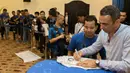Youri Djorkaeff memberikan tandatangan kepada Interisti pada acara Meet and Greet Inter Legend di Bali, Jumat (28/8/2015) Acara ini merupakan rangkaian Gathering Nasional Inter Club Indonesia ke-IV. (Bola.com/Vitalis Yogi Trisna)