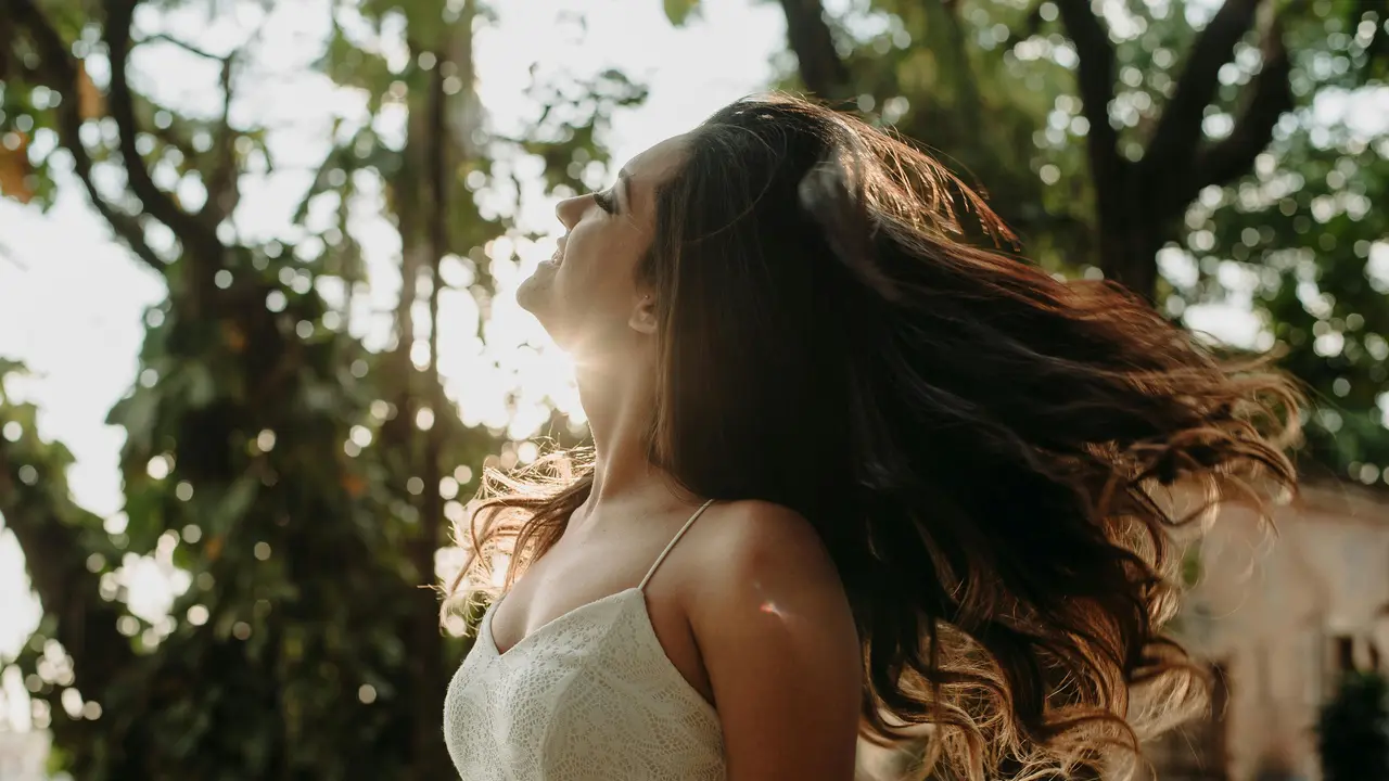 Ingin Rambut Lebih Berkilau? Berikut Perawatan Rambut yang Tepat agar Rambut Tampak Sehat dan Berkilau