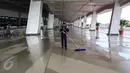 Petugas sedang membersihkan lantai di lobi Terminal 3 Bandara Soekarno-Hatta, Tangerang, Senin (24/04). Terminal 3 siap melayani penerbangan internasional yang dioperasikan maskapai penerbangan Garuda Indonesia. (Liputan6.com/Fery Pradolo)