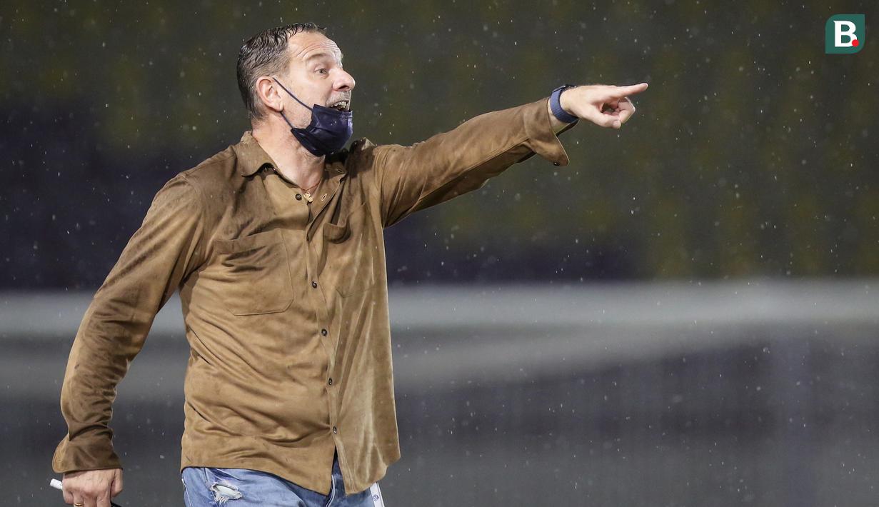 Pelatih PSS Sleman, Dejan Antonic memberi instruksi dari pinggir lapangan saat melawan PSM Makassar dalam laga pekan ke-12 BRI Liga 1 2021/2022 di Stadion Manahan, Solo, Kamis (18/11/2021). (Bola.com/Bagaskara Lazuardi)
