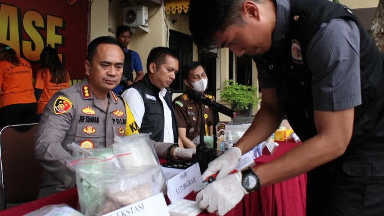 Petugas Laboratorium Forensik Polda Riau menguji barang bukti narkoba jenis sabu yang ditangkap oleh personel Polresta Pekanbaru.