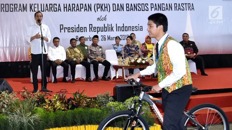 FOTO: Kunjungan Kerja ke Banjarbaru, Jokowi Serahkan 3.630 Sertifikat Tanah