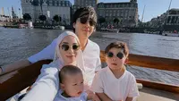Nikita Willy Tunjukkan Buku Favorit Issa dan Nael, Jadi Rutinitas Sebelum Tidur