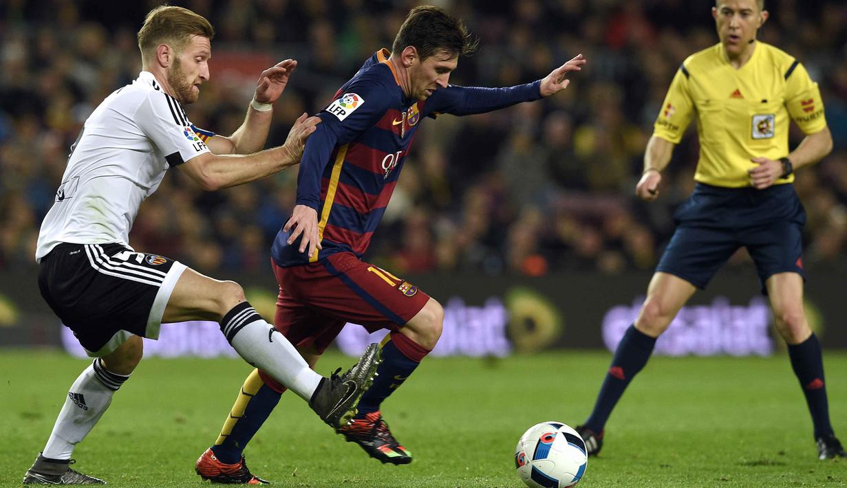 Lionel Messi dibayangi pemain Valencia, Shkodran Mustafi (kiri) pada leg pertama semifinal  Copa del Rey (King's Cup) di Stadion Camp Nou, Barcelona, Kamis (4/2/2016) dini hari WIB. (AFP/Lluis Gene)