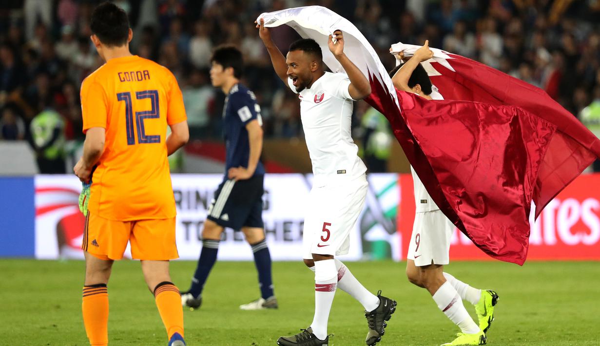 Gelandang Qatar, Ahmed Fathy, mengibarkan bendera usai mengalahkan Jepang pada laga final Piala Asia 2019 di Stadion Zayed Sports City, Abu Dhabi, Jumat (1/2). Qatar menang 3-1 atas Jepang. (AFP/Karim Sahib)