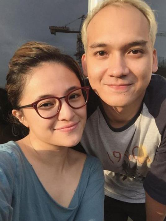 Marshanda sepertinya sangat sayang jika menghapus kenangan manis dengan Egi John dalam foto tersebut. (instagram.com/marshanda99)