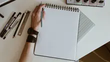 Ilustrasi seseorang menulis dengan tangan kiri. (Unsplash/Kelly Sikkema)