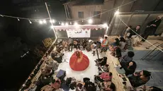 Penari darwis wanita, Afnan Shaher, berputar-putar saat disambut oleh para penggemarnya dalam pertunjukan keagamaan untuk menandai bulan suci Ramadan di Kairo, Mesir, Jumat 27 Februari 2026. Tari Darwis (atau Whirling Dervishes) merupakan tarian spiritual sufi asal Persia yang terkenal dengan gerakan berputar berulang kali searah jarum jam sebagai bentuk meditasi yang mengungkapkan cinta kepada Allah SWT dan sesama. (AP Photo/Amr Nabil)