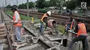 Pekerja menyelesaikan pondasi tiang sinyal elektrik jalur DDT Manggarai-Cikarang, Jakarta, Selasa (13/11). Pemasangan sistem persinyalan untuk Paket B1 DDT yang memiliki panjang lintasan 34 kilometer. (Merdeka.com/Iqbal S. Nugroho)