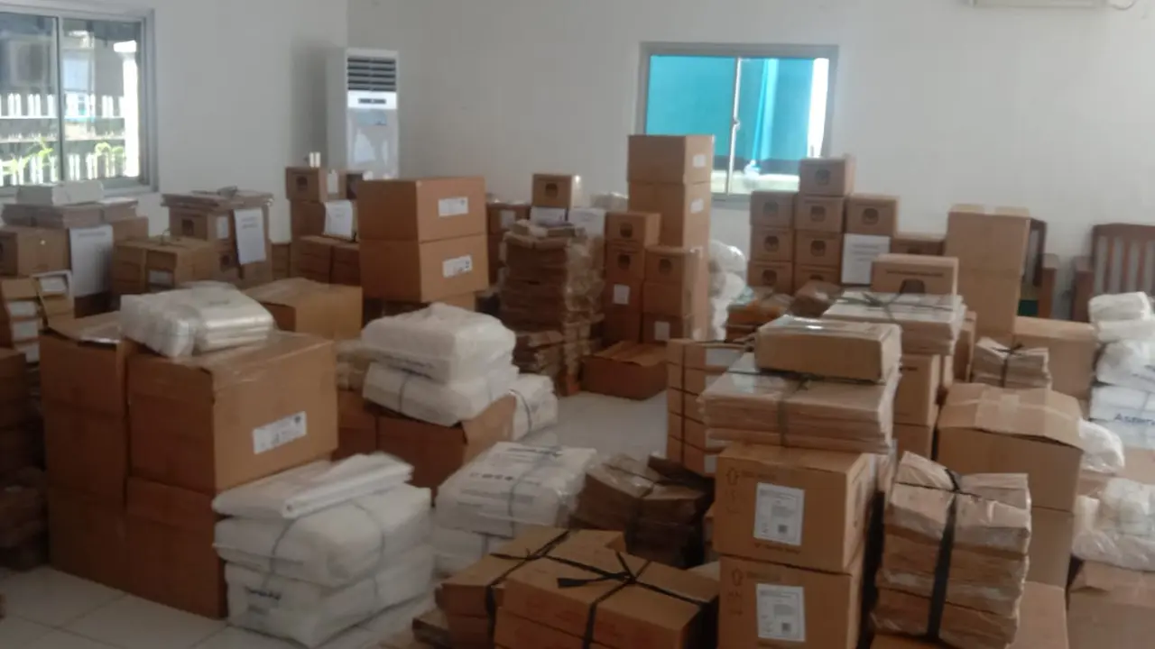 Polres Metro Jakarta Timur terus berupaya mengantisipasi terjadinya gangguan Kamtibmas jelang Pilkada Serentak dengan menempatkan sejumlah personel di gudang logistik KPU Jakarta Timur.