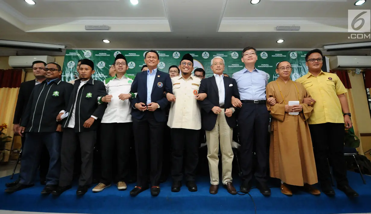 Ketum PP Pemuda Muhammadiyah, Dahnil Anzar Simanjuntak (tengah) bersama tokoh organisasi pemuda lintas agama usai memberi keterangan di Jakarta, Selasa (5/9). Mereka mengeluarkan pernyataan sikap terkait Rohingya . (Liputan6.com/Helmi Fithriansyah)