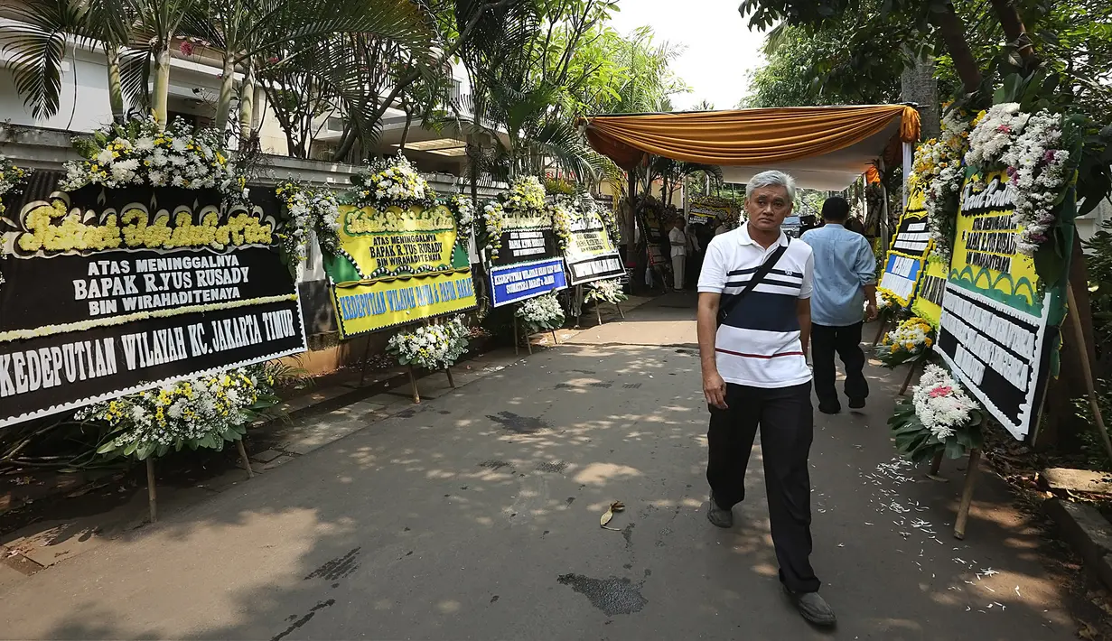 Almarhum meninggalkan tujuh orang anak, termasuk artis dan penyanyi senior Paramitha Rusady dan Ully Sigar Rusady. Tidak diketahui apa penyebab almarhum meninggal dunia. (Bambang E. Ros/Bintang.com)