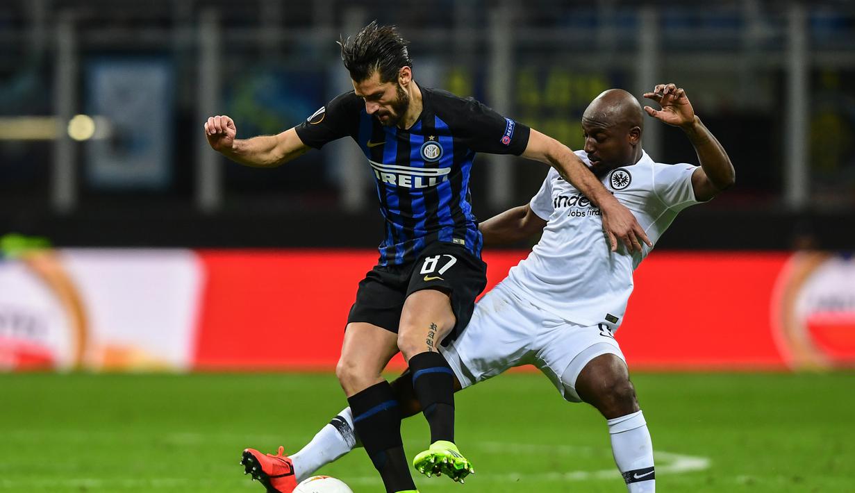 Aksi Antonio Candreva pada leg kedua, babak 16 besar Liga Europa yang berlangsung di Stadion Giuseppe Meazza, Jumat (15/3). Inter Milan kalah 0-1 kontra Eintracht Frankfurt. (AFP/Miguel Medina)