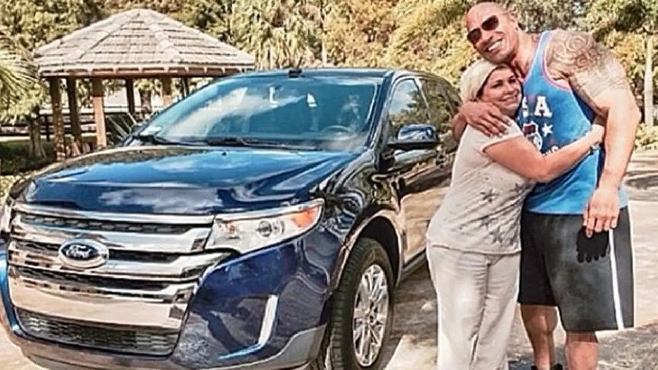 Pegulat The Rock Belikan Ford Edge Untuk Pembantu di Rumahnya