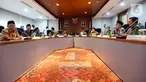 Ketua MPR Bambang Soesatyo bersama sembilan Wakil Ketua MPR berbincang  sebelum memulai rapat perdana pimpinan MPR periode 2019-2024 di Kompleks Parlemen Senayan, Jakarta, Rabu (9/10/2019). Rapat membahas pembagian tugas hingga rencana pelantikan Jokowi-Ma'ruf Amin. (Liputan6.com/Johan Tallo)