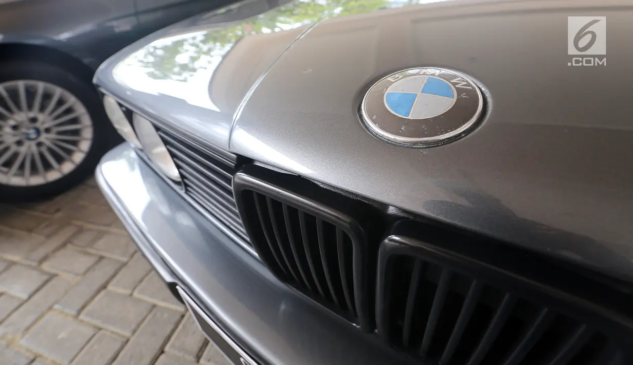 Logo BMW seri 3 E30 generasi kedua yang masih original saat dipamerkan di Jakarta, Rabu (17/10). Mobil yang dibangun tahun 1982 akan menjadi grand prize bagi penggemar BMW di Indonesia Bimmerfest 2018 di Semarang, 10 November. (Liputan6.com/Fery Pradolo)