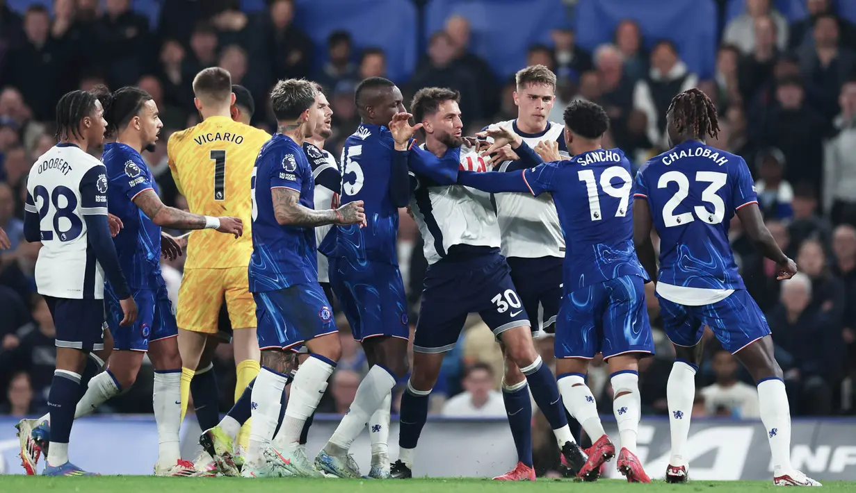 Pemain Tottenham Hotspur, Rodrigo Bentancur, bersitegang dengan pemain Chelsea, Trevoh Chalobah, dalam laga pekan 30 Premier League di Stadion Stamford Bridge, Jumat (4/4/2025) dini hari WIB. (AP Photo/Ian Walton)