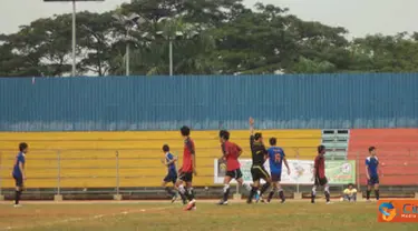 Citizen6, Depok: Di lapangan Soemantri Brodjonegoro Sports Complex, Jakarta, Tim Sepak Bola Universitas of Singapore menang melawan UI dengan skor 3 - 1. (Pengirim: Marthin Budi Laksono).