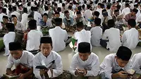 Ratusan santri Pesantren Ar-Raudhatul Hasanah mambaca kitab suci Al Quran, usai menunaikan Shalat Ashar, di Medan, Sumut.(Antara).