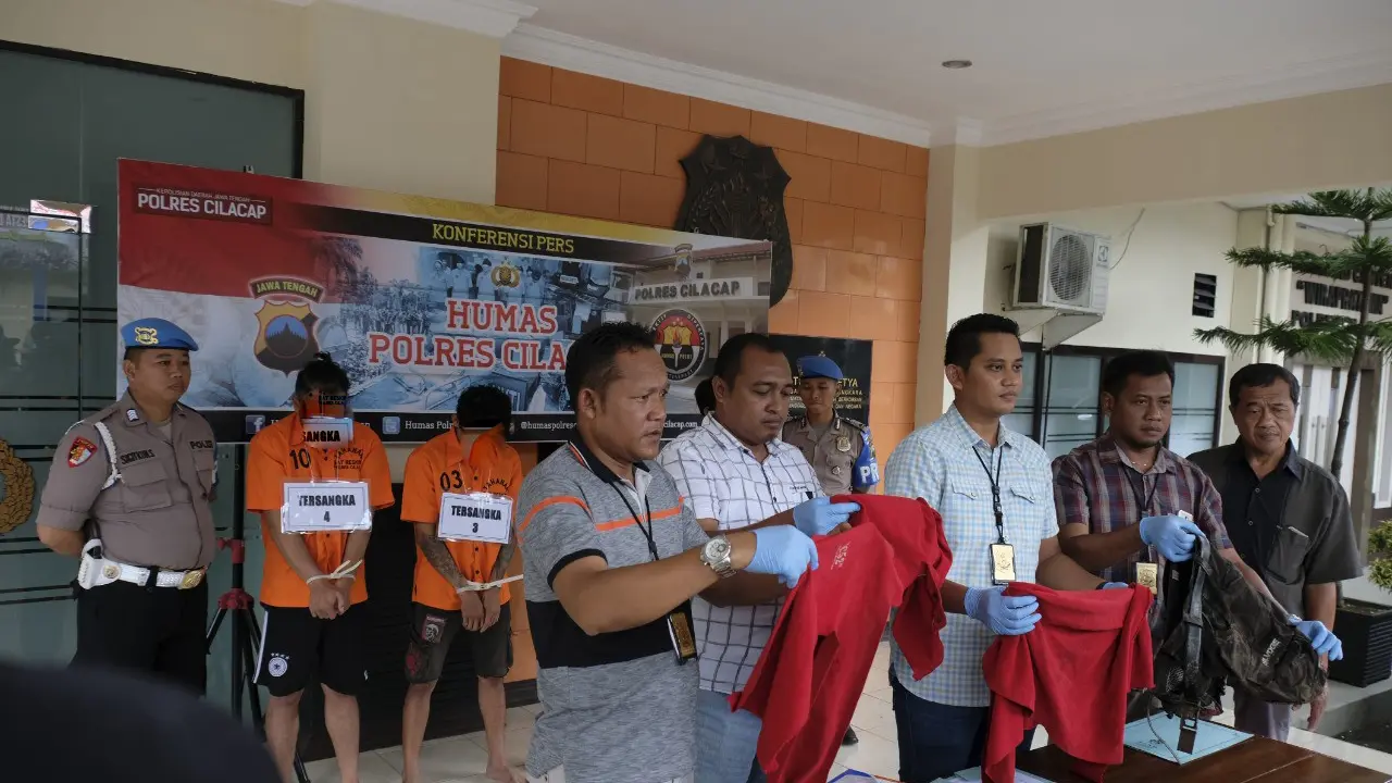 Polisi menangkap 4 tersangka pembunuhan di Cilacap, Jawa Tengah. (Foto: Liputan6.com/Polres Cilacap/Muhamad Ridlo)