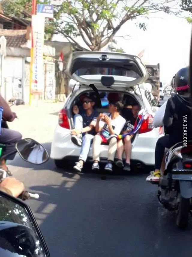 Jangan Ditiru, 6 Cara Nebeng Kendaraan yang Membahayakan Jiwa dan Raga