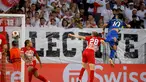 Pemain West Ham United Lucas Paqueta (kanan) mencetak gol melewati pemain Freiburg Matthias Ginter (tengah) pada pertandingan sepak bola Liga Europa di Europa-Park Stadion, Freiburg, Jerman, Kamis (5/10/2023). (Philipp von Ditfurth/dpa via AP)