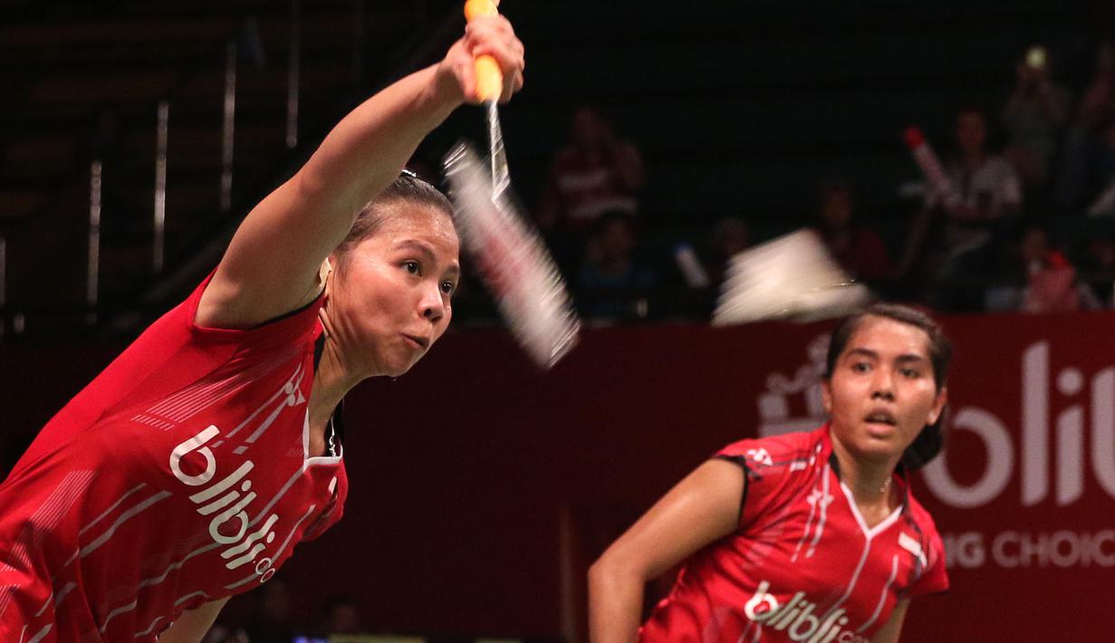 Ganda putri Indonesia, Nitya Krishinda Maheswari/Greysia Polii, saat bertanding melawan ganda putri Malaysia, Lim Yin Loo/Meng Yean Lee, dalam Kejuaraan Dunia Bulutangkis 2015 di Istora Gelora Bung Karno, Jakarta. Rabu (12/8/2015). (Bola.com/Arief Bagus)