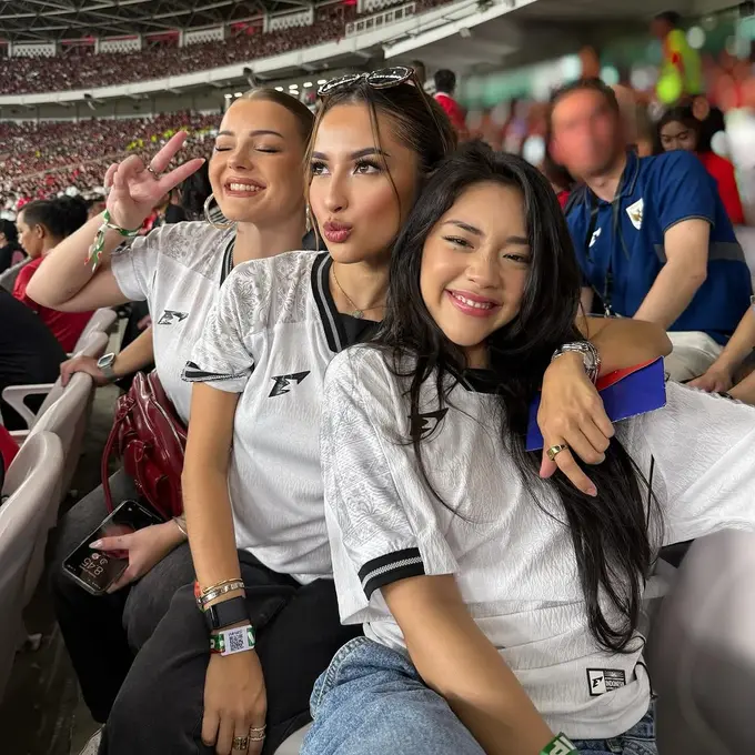 Potret Makeup Natural yang Tetap On Point ala Mama Kamari, Jennifer Coppen saat Nonton Laga Indonesia Vs Bahrain di GBK